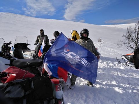 Флаг Уником-Сервис пронесли в экспедиции на Маньпупунёр и перевал Дятлова